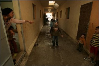 Un jeune palestinien joue au ballon dans un camp de rfugis dans la banlieue de Tripoli, le 4 dcembre 2009
- Photo : AFP/Joseph Eid