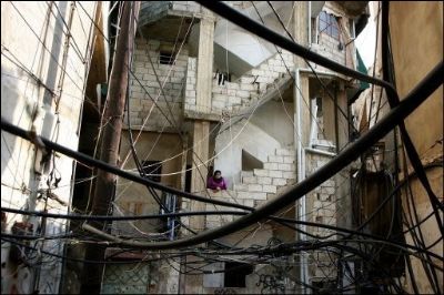 Une Palestinienne sur son balcon dans un camp de rfugis au sud de Beyrouth
Photo : AFP/Ramzi Haidar
