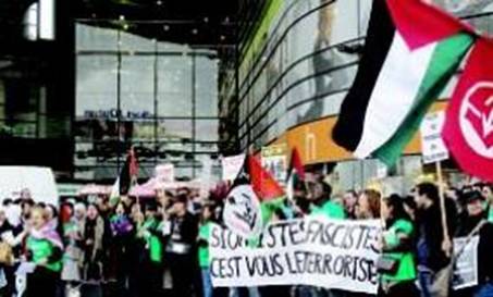 Devant le centre commercial, avant le dpart du cortge qui a conduit les manifestants au Parvis des Droits de l'homme, place de la Rpublique.