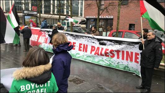 Une centaine de personnes ont apport leur soutien aux victimes palestiniennes de vendredi.