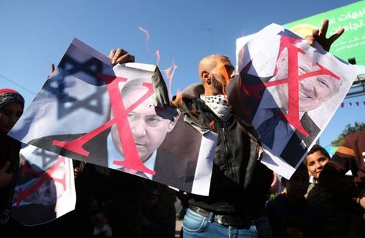 Le 18 janvier 2018  Gaza, des manifestants brlent les portraits de Trump et Netanyahou aprs lannonce du retrait des financements des tats-Unis.  MAJDI FATHI / NurPhoto / NurPhoto via AFP